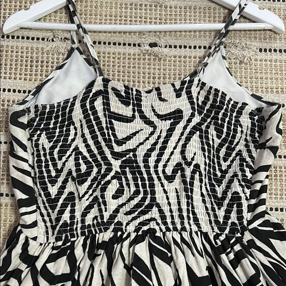 Sincerely Jules Monochrome Swirl Midi Dress - Picture 7 of 9